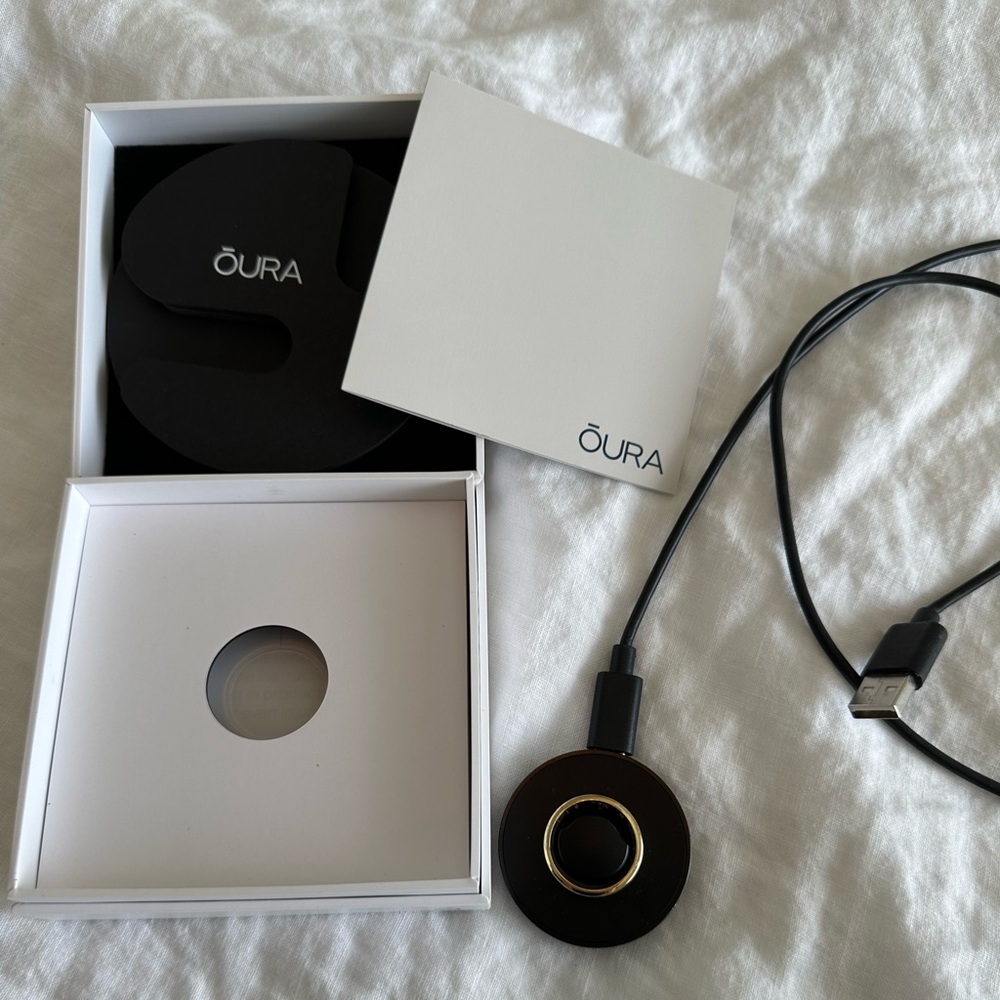 Lightly used Oura ‘Horizon’ activity tracking ring (size 8) for sale! - Picture 2 of 3